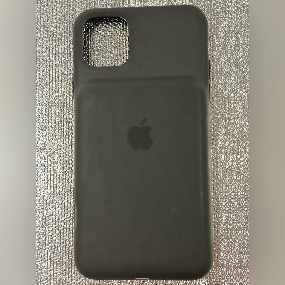 Apple iPhone 11 Pro Max smart charger case Black